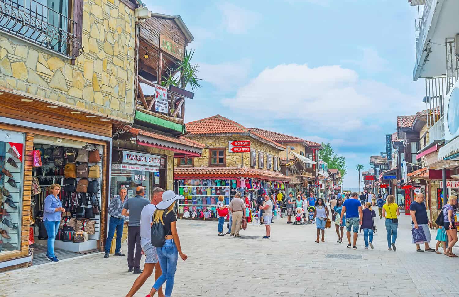 Turisti navštevujú mestečko Side kvôli histórii a nákupom - shutterstock 693645433 e1519203336748 - Turisti navštevujú mestečko Side kvôli histórii a nákupom