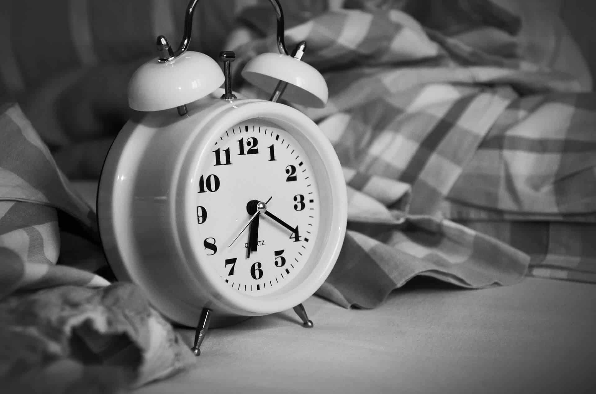 Zdravý spánok - alarm clock 1193291 1920 - Zdravý spánok