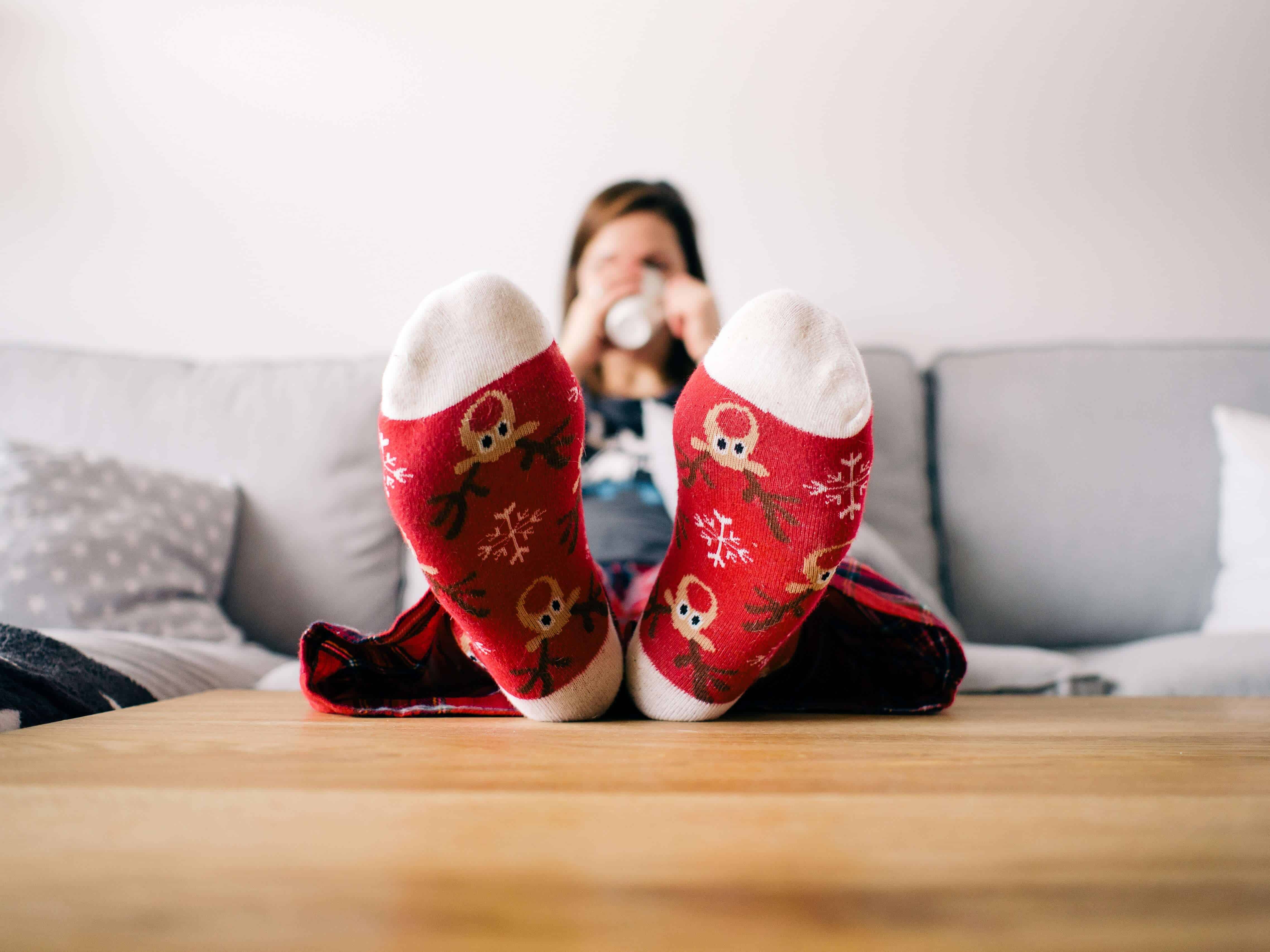 potrpíte si na dizajne ponožiek? - christmas couch feet 85842 - Potrpíte si na dizajne ponožiek?