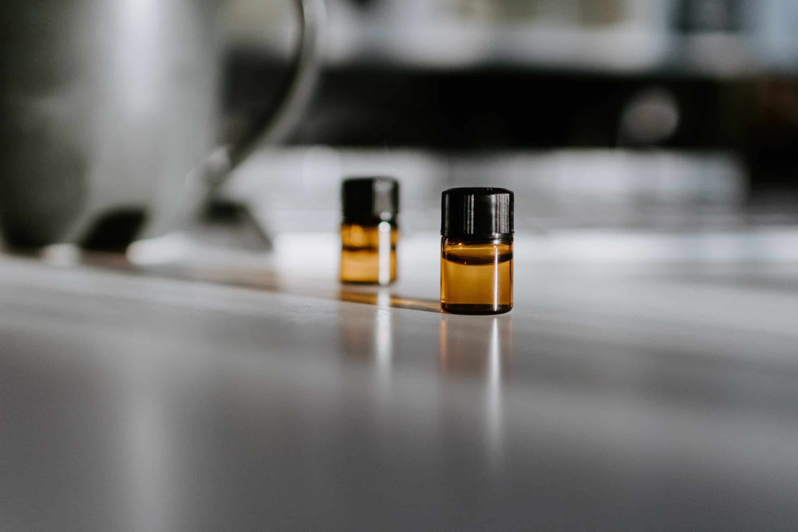 vonne oleje - kelly sikkema IsAbRXSCsEY unsplash scaled - Liečivé vône: Trávenie a nevoľnosť