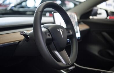 Na archívnej snímke z 14. novembra 2018 logo Tesly na volante elektromobilu  Tesla Model 3 v Düsseldorfe.  Foto: TASR/AP