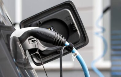 Na archívnej snímke z 26. marca 2020 elektromobil BMW I3 počas nabíjania na nabíjacej stanici v nemeckom Forstinningu. Nemecká automobilka BMW plánuje výrazne zrýchliť výrobu elektrických vozidiel. (Foto: TASR/AP)