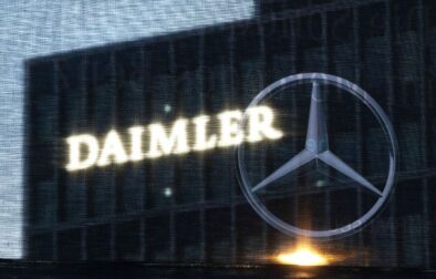 Sídlo koncernu Daimler v Stuttgarte. Predaj koncernu Daimler vo februári 2021 vzrástol. Globálny veľkoobchodný odbyt osobných áut kmeňovej značky Mercedes-Benz medziročne stúpol o 7,9 % na 143.195 kusov.V minulom roku predaj osobných áut značky Mercedes-Benz pre pandémiu nového koronavírusu klesol o 7,5 % na 2,16 milióna. (Foto: TASR/AP)