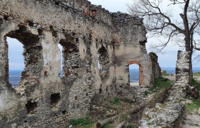 Výstup na hrad je jednoduchý a zvládnu ho aj rodiny s malými deťmi.