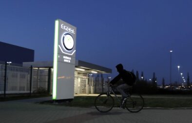 Zamestnanec automobilky Škoda Auto prichádza na bicykli na rannú smenu do závodu v českom meste Mladá Boleslav. (Foto: TASR)