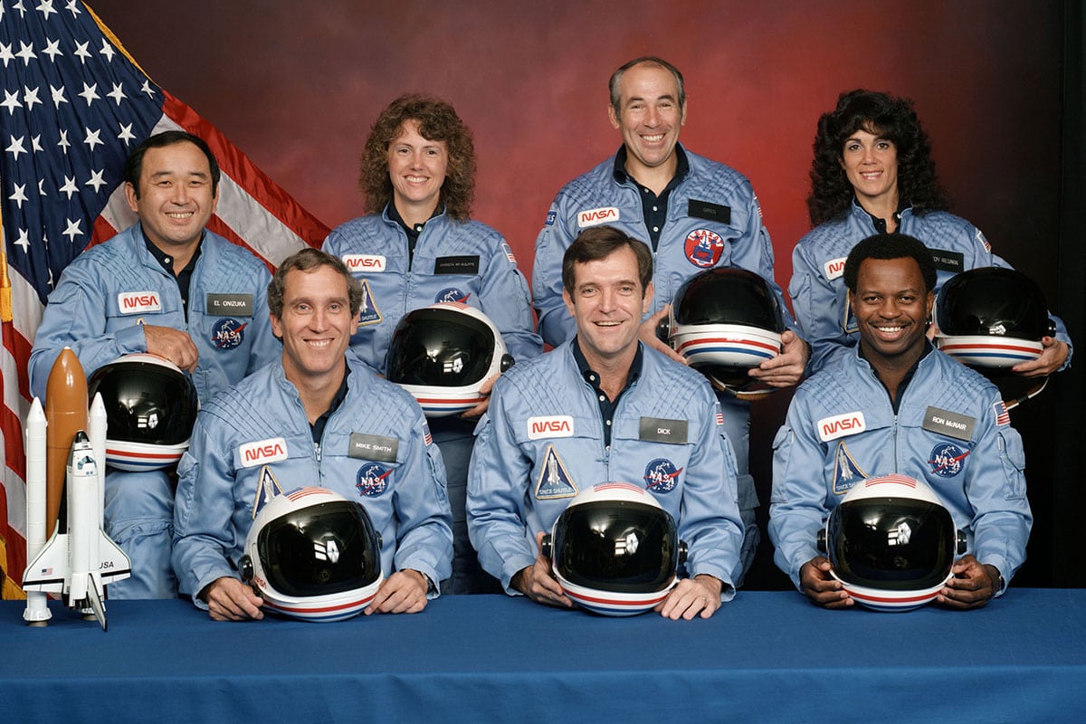 Iba 73 sekúnd po štarte ráno 28. januára 1986 zlyhal pomocný motor a spôsobil, že sa Shuttle Challenger rozpadol a pripravil o život všetkých sedem členov posádky.  - challenger - Pred 40 rokmi sa vydal na púť do kozmu prvý raketoplán
