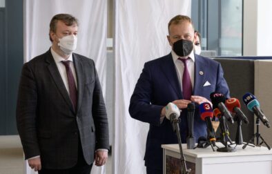 Na snímke minister práce sociálnych vecí a rodiny SR Milan Krajniak (vľavo) a predseda Národnej rady SR Boris Kollár počas brífingu po návšteve závodu Jaguar Land Rover Slovakia v Dolných  Honoch v okrese Nitra 15. apríla 2021.  (Foto: TASR)