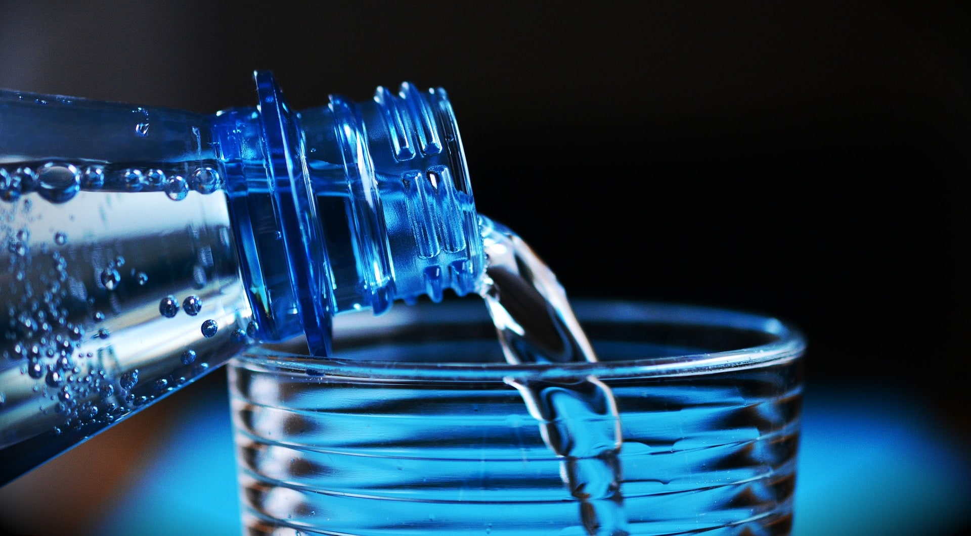 voda - bottle 2032980 1920 - Koľko vody by sme mali denne vypiť, aby sme boli zdraví?