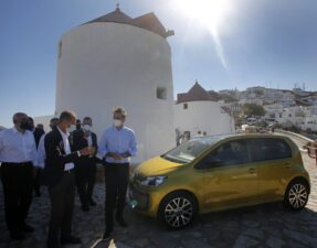 Grécky  premiér Kyriakos Mitsotakis, vpravo, počúva  Herberta Diessa (Volkswagen Group CEO), uprostred, počas oficiálneho začatia projektu na uvedenie a testovanie elektrických vozidiel a udržateľných energetických systémov na ostrove Astypalea v Egejskom mori v Grécku. (Foto: SITA/ Alexandros Vlachos/Pool via AP)