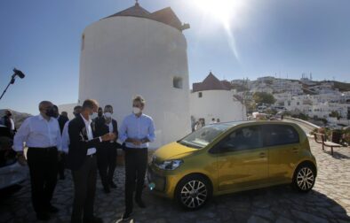Grécky  premiér Kyriakos Mitsotakis, vpravo, počúva  Herberta Diessa (Volkswagen Group CEO), uprostred, počas oficiálneho začatia projektu na uvedenie a testovanie elektrických vozidiel a udržateľných energetických systémov na ostrove Astypalea v Egejskom mori v Grécku. (Foto: SITA/ Alexandros Vlachos/Pool via AP)