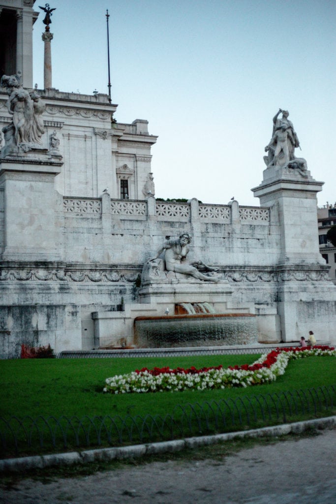 rim - IMG 2403 683x1024 - Altare della Patria- Monumento Vittorio Emanuele II.- pamätník mnohých mien