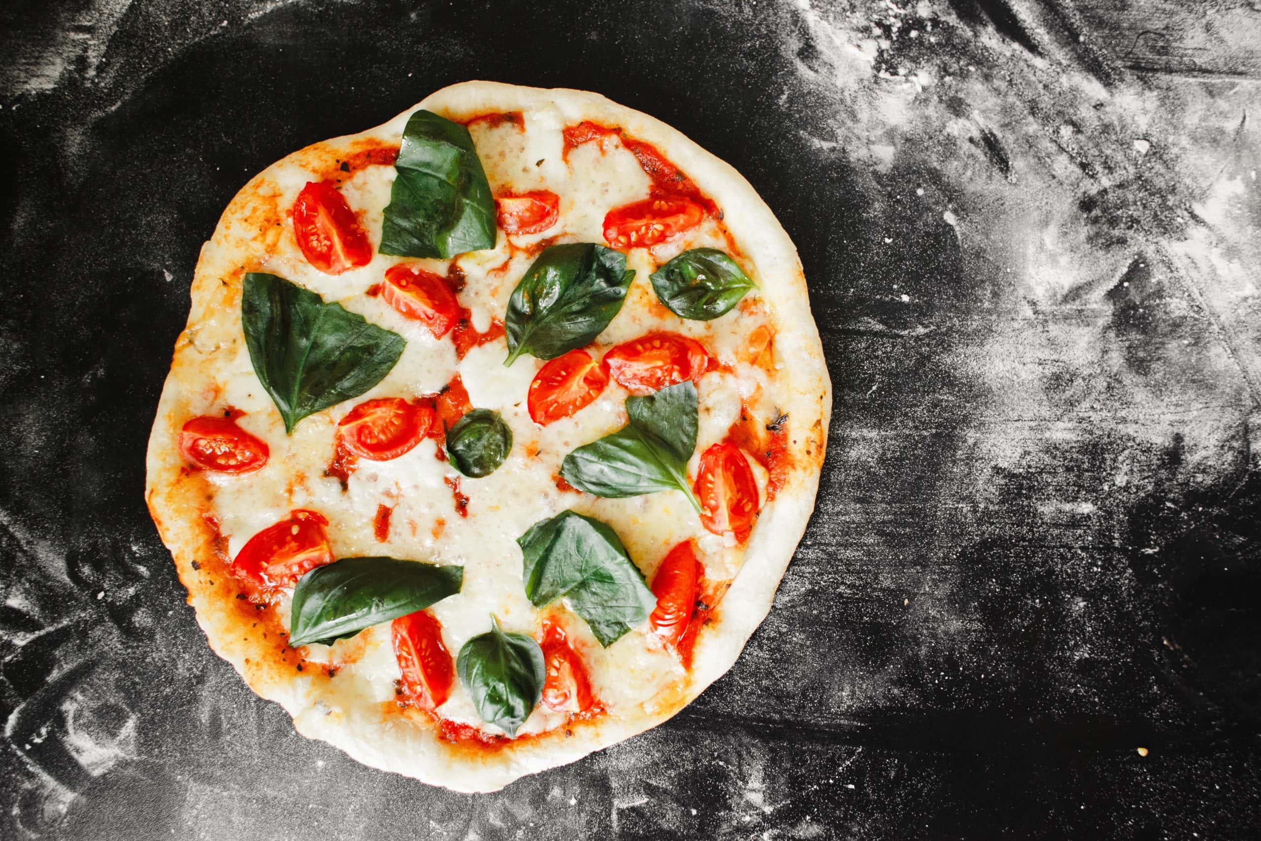 pizza - inna podolska JspLKUauwSI unsplash scaled - Pizza a tajomstvá jej prípravy