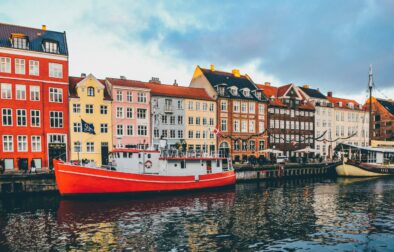 Po kanáli premávaju lode, vďaka ktorým si môžete pozrieť Kodaň.